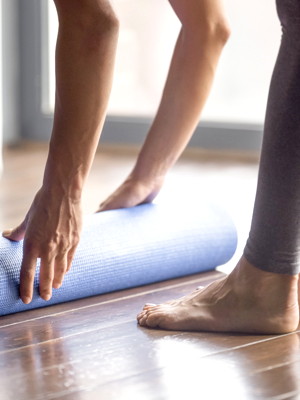 Übende und Yogamatte